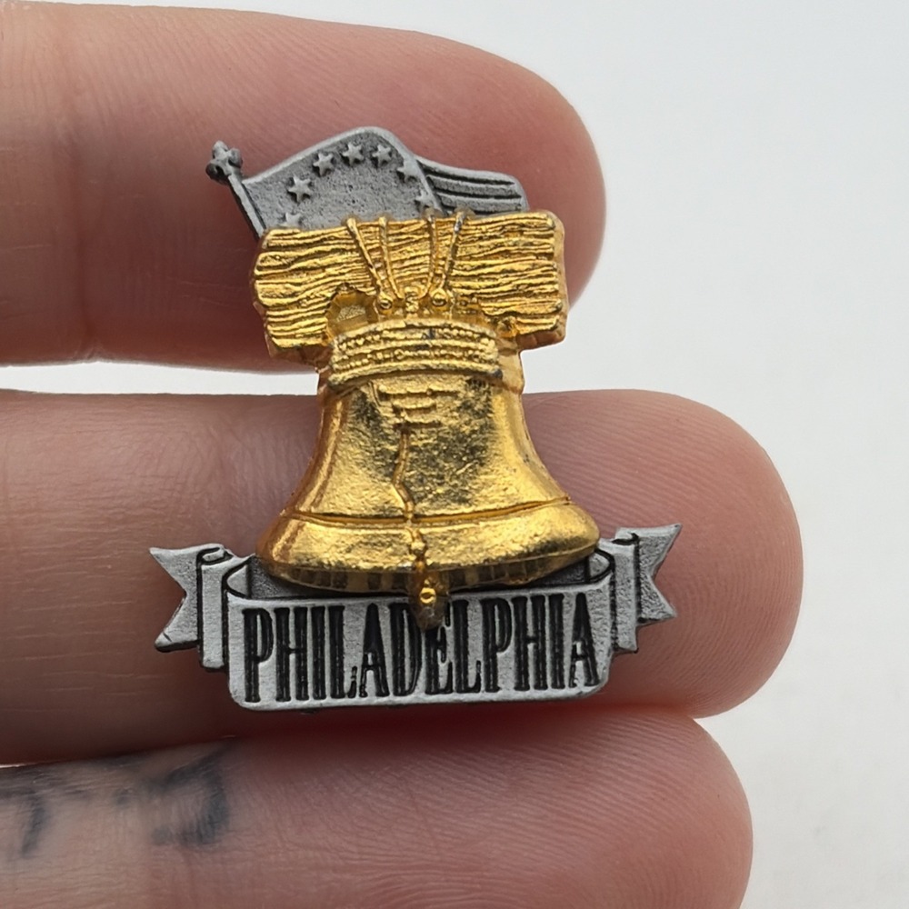 Philadelphia Pennsylvania Liberty Bell Gold Tone Lapel Hat Pin